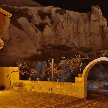 Garden Cave Ostello *